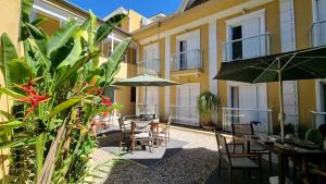 Um restaurante ou outro lugar para comer em Juquei Frente ao Mar Hotel Pousada