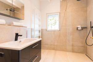 ein Badezimmer mit Waschbecken und Dusche in der Unterkunft Can Maties in Santa Margalida