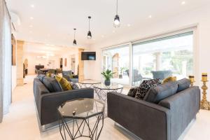 ein Wohnzimmer mit zwei Sofas und einem Tisch in der Unterkunft Can Maties in Santa Margalida