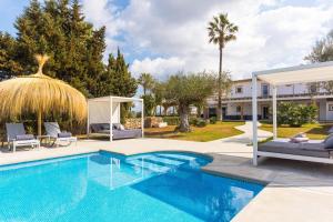 einen Pool mit Pavillon und ein Haus in der Unterkunft Can Maties in Santa Margalida