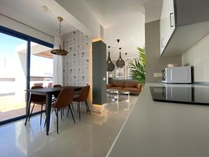 kuchnia i jadalnia ze stołem i krzesłami w obiekcie Villa Gaumet by Villalia w mieście Playa Blanca