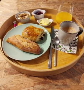 昂古萊姆的住宿－La Suite Angoulême，桌上装有一盘食物的托盘