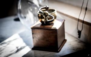 een houten doos met een paar bellen op een tafel bij Les 3 chapeaux Dinant 6p Les canotiers 4p avec terrasse Le melon 2p SANS terrasse in Dinant