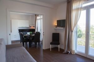 Zimmer mit einem Bett und einem Tisch mit Stühlen in der Unterkunft Residence Fiesole in Fiesole