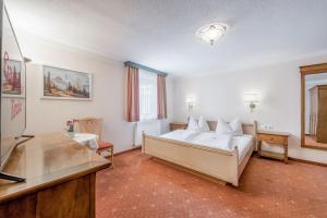 A bed or beds in a room at Gasthof Schroll