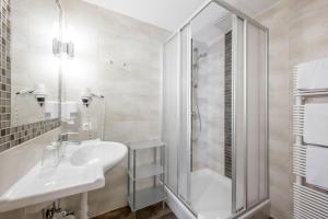 A bathroom at Gasthof Schroll