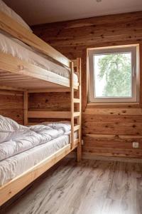 Ένα ή περισσότερα κρεβάτια σε δωμάτιο στο Domek Pod Świerkami