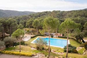 vista aerea su una piscina in un cortile di Precioso apartamento con piscina en Tamariu a Tamariu