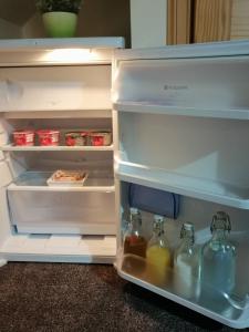 een open koelkast gevuld met veel eten en drinken bij Corrie View in Invergarry