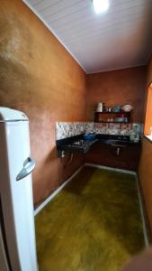 a room with a kitchen with a green floor at Quinta do Vale in Pirenópolis