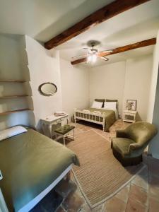 a bedroom with a bed and a couch at Monte Vinea in Montouliers