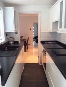 Køkken eller tekøkken på Pier Road Holiday Home + 18 billeder