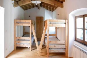 Tempat tidur susun dalam kamar di LEremoRifugio escursionistico10 min steep walk