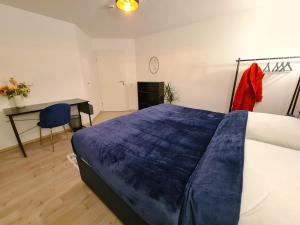 En eller flere senger på et rom på Theox Apartment No 6 Royal Blue für 4 Personen