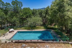 einen Blick über einen Pool im Hof in der Unterkunft Hodges Hill Yosemite House in Oakhurst