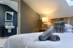 a bedroom with a bed with towels on it at Rostrevor Mountain Lodge "Cosy & Friendly" in Rostrevor