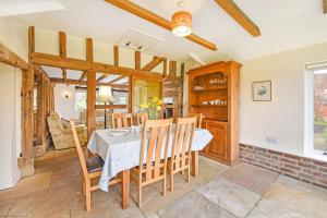 Φωτογραφία από το άλμπουμ του Bellflower Cottage, Ashdown Forest σε Horsted Keynes