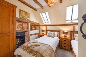 Ένα ή περισσότερα κρεβάτια σε δωμάτιο στο Bellflower Cottage, Ashdown Forest