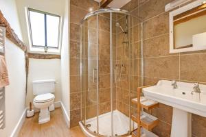 Ένα μπάνιο στο Bellflower Cottage, Ashdown Forest +57 φωτογραφίες