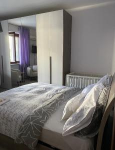 um quarto com uma cama grande e um espelho grande em Da Felicia em Cossato