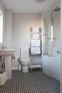 a bathroom with a toilet and a sink and a shower at Victoria Inn Brewhouse B&B in Roch