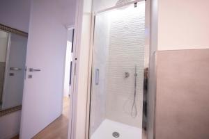 una doccia con porta in vetro in bagno di GetTheKey Monte Ceneri a Milano