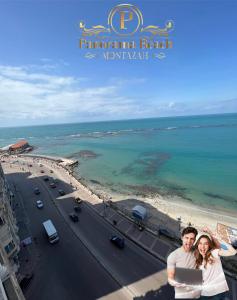 mężczyzna i kobieta stojący na szczycie budynku blisko oceanu w obiekcie شقق بانوراما شاطئ الأسكندرية كود 11 w Aleksandrii
