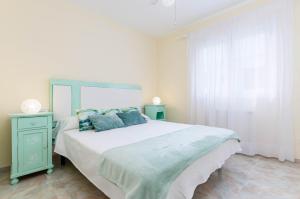 una camera con un grande letto e una finestra di YourHouse Germanor, quiet beach house in Majorca North a Son Serra de Marina