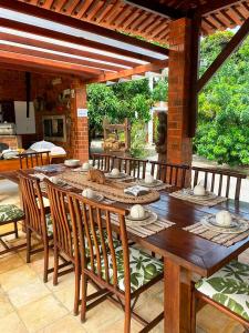 una mesa de madera y sillas en un patio en Casa de campo c vista para montanhas em Cha Grande en Chã Grande