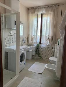 een badkamer met een wasmachine en droger. bij Da Felicia in Cossato
