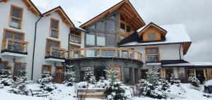 una casa grande con nieve en el suelo en Willa Zaolzie en Istebna