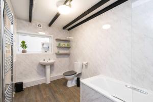 A bathroom at ✰Excellent 3 bedroom House - Close To Airport