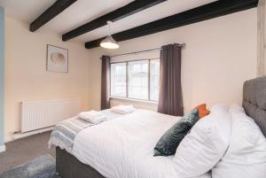 A bed or beds in a room at ✰Excellent 3 bedroom House - Close To Airport