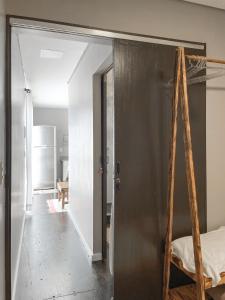 Una habitación con una puerta corredera con una cama. en Container na montanha, en Siderópolis