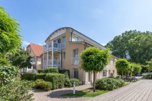 ein großes Gebäude mit Bäumen davor in der Unterkunft Dünenschloss Wohnung 4-03 in Kühlungsborn
