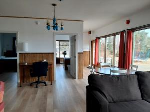 ein Wohnzimmer mit einem Sofa und einem Tisch in der Unterkunft Balmoral Motel in Tatamagouche