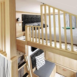 una camera con scala e letto interno di The Willy Gunn Pod - Beautiful, luxury pod ad Aberlour