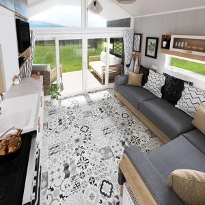 un soggiorno con divano e TV di The Willy Gunn Pod - Beautiful, luxury pod ad Aberlour