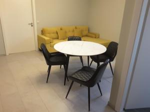 ユッケリッツにあるStrandidyllのテーブル、椅子、ソファが備わる客室です。