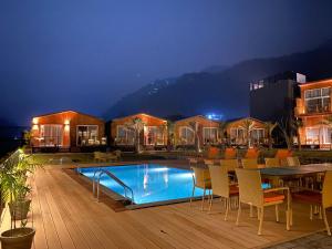 Bazén v ubytování juSTa Rasa Retreat & Spa Rishikesh nebo v jeho okolí