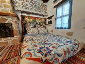 um quarto com uma cama com um quadro na parede em Archontiko Stegna em Archangelos
