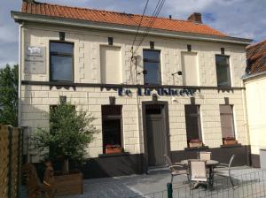 un edificio con una mesa y sillas delante de él en DE LANDSHOEVE vakantiewoningen, en Zwalm