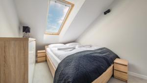 Posteľ alebo postele v izbe v ubytovaní Apartamenty Sun & Snow Baltic Sun z basenem i placem zabaw