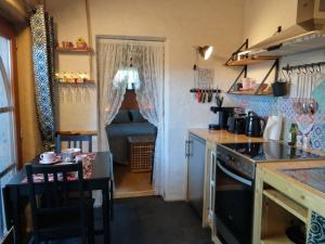 una cucina con un lavello, un tavolo e una stufa di Gîtanneke a Burg-Reuland Altre 32 foto