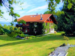 a house with a red roof on a green lawn at Domaine de l'Olifant in Champanges