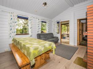KoluにあるHoliday Home Aurinkoranta by Interhomeのベッドルーム1室(ベッド1台、ソファ、椅子付)