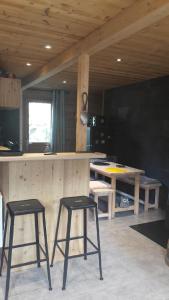 a kitchen with two stools and a counter in a room at Le Chalet de Lili in Névache