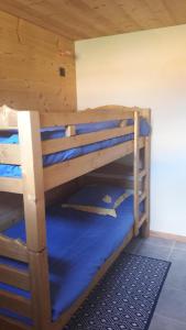 a bunk bed room with two bunk beds at Le Chalet de Lili in Névache