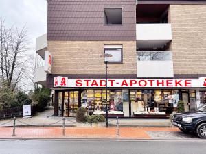 a store front of a building with a sign that reads staff antiparticle at Schönes Apartment im Herzen von Melle I home2share in Melle