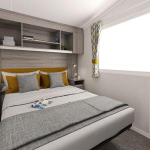 um quarto com uma cama grande e uma janela em The Salmon Van - Beautiful, luxury static caravan em Aberlour
